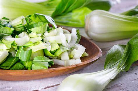 Plato de col china salteada con otros vegetales