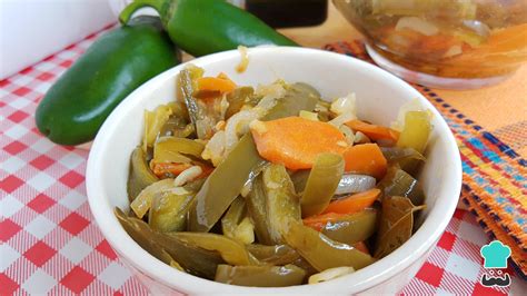 Col china bebé en escabeche con chiles