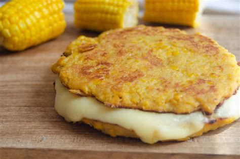Arepas de choclo con queso derretido