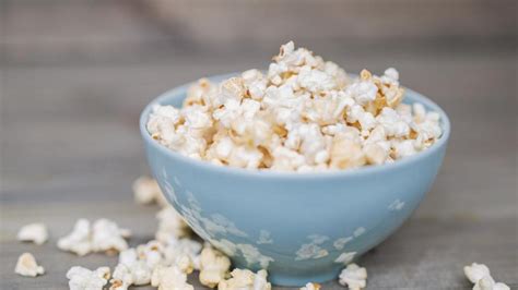 Infografía comparando palomitas caseras saludables y palomitas de microondas con aditivos