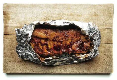 Costillas envueltas en papel de aluminio en el horno