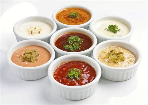 Variedad de salsas para acompañar pepinillos fritos