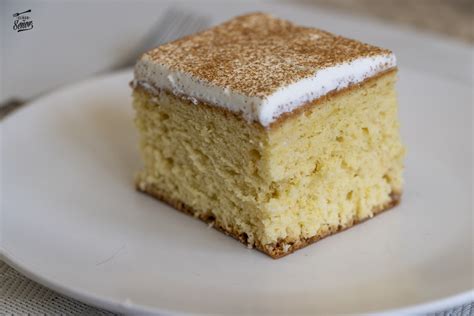 Bizcocho siendo empapado con la mezcla de tres leches