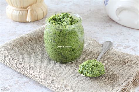 Pesto de rúcula en un bol con ingredientes frescos