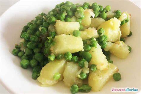 Ingredientes frescos para guisantes con patatas