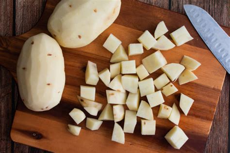 Patatas peladas y cortadas en dados