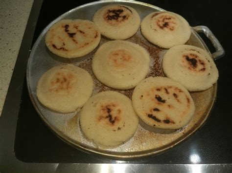Arepas cocinándose en un budare