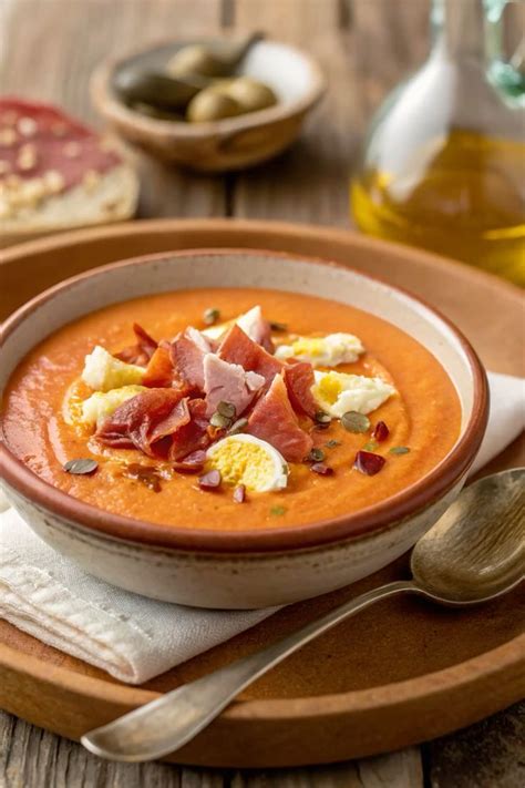 Variedad de toppings para salmorejo: huevo, jamón, croutons