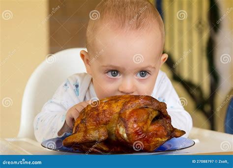Bebé comiendo pollo