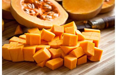 Cociendo trozos de calabaza en olla