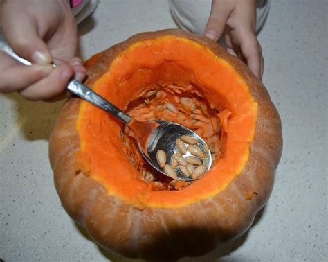 Separando pulpa de calabaza de la piel