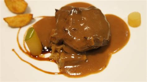 Carrilleras de ternera guisadas en salsa de vino tinto