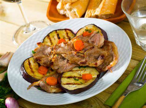 Plato de cordero asado con berenjenas