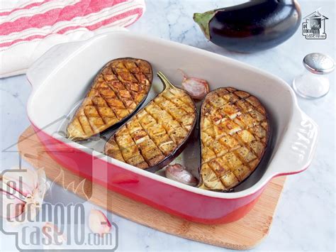 Bandeja de horno con berenjenas asándose