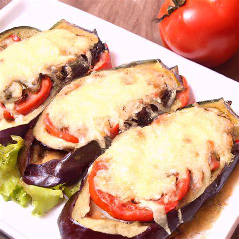 Berenjenas asadas decoradas con hierbas frescas y queso