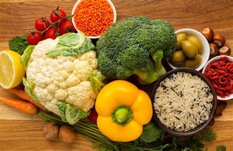 Plato variado con diferentes verduras ricas en fibra