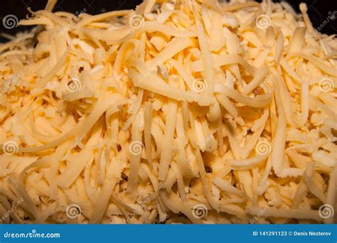Imagen de queso rallado fundiéndose en una salsa