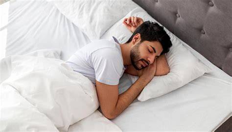 Persona durmiendo cómodamente en verano bajo un relleno nórdico ligero