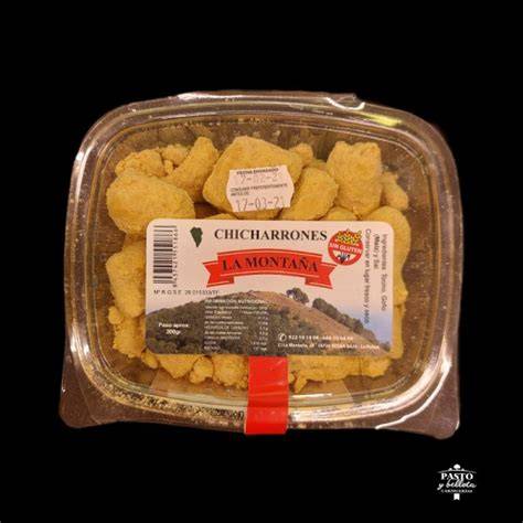 Chicharrones con gofio en una tarrina