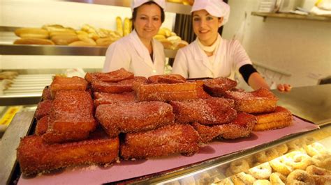 Mesa con dulces típicos de Semana Santa en Granada