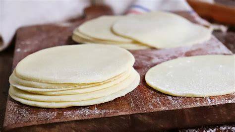 Masa de empanadas amasándose a mano