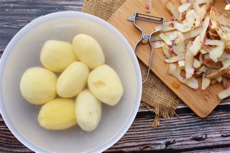 Patatas enfriándose en agua fría