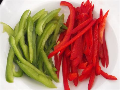 Pimientos y cebolla cortados en juliana para fajitas