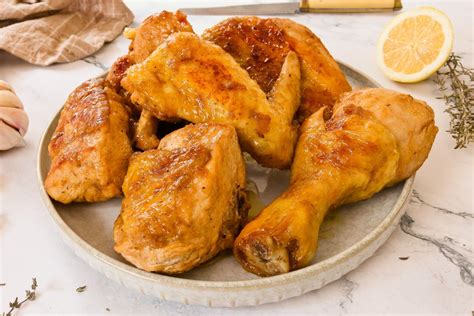 Pollo dorado en la sartén