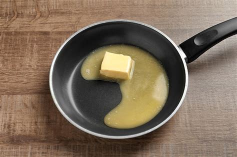 Sartén con mantequilla dorándose