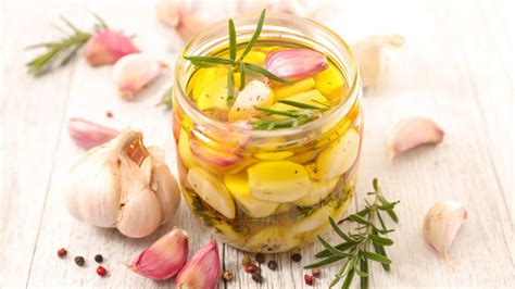 Ajo y guindilla dorándose en aceite