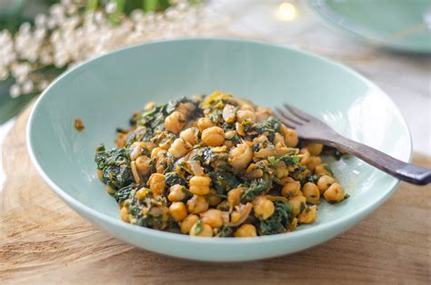 Plato de garbanzos con espinacas y bacalao servido