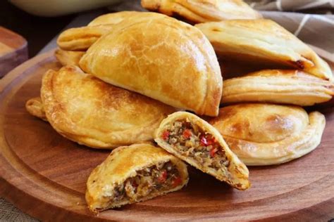 Empanadas de vigilia en una mesa tradicional