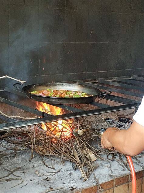 Cocción de paella a leña en Soca Rel