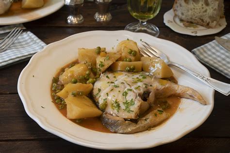 Plato de Bacalao Skrei a la Caldeirada servido en cazuela tradicional