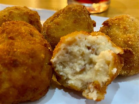 Croqueta cortada mostrando su interior cremoso