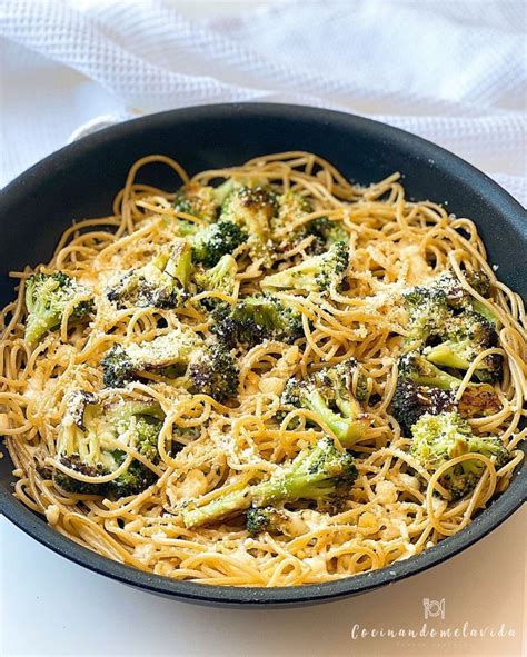 Ingredientes para espaguetis integrales con brócoli
