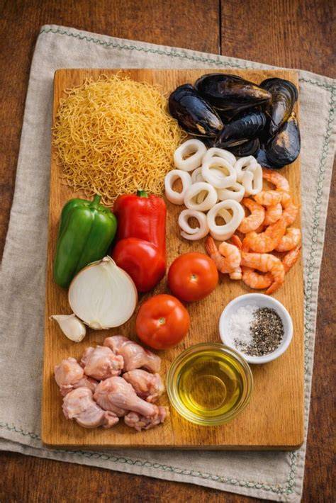 Ingredientes frescos para fideuá marinera
