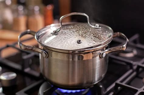 Olla de aluminio nueva en un quemador