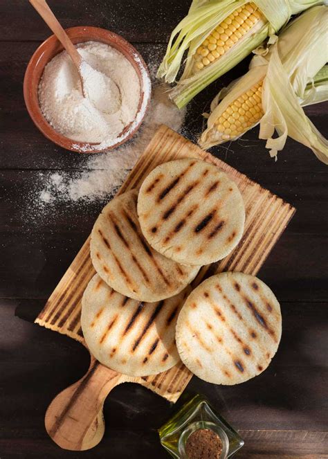 Variedad de productos tradicionales colombianos como arepas y pan de bono