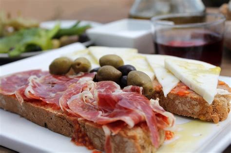 Pa amb oli mallorquín con sus ingredientes