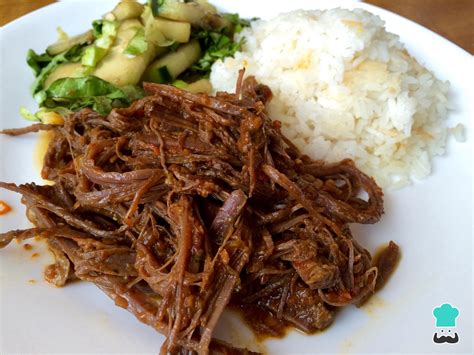 Carne mechada deshilachada en una sartén