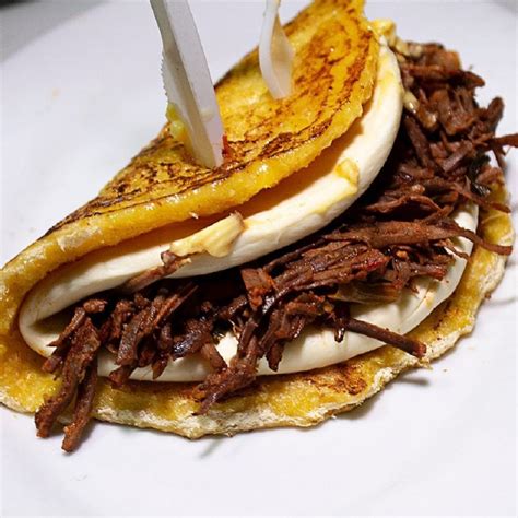 Cachapa rellena de carne mechada y queso