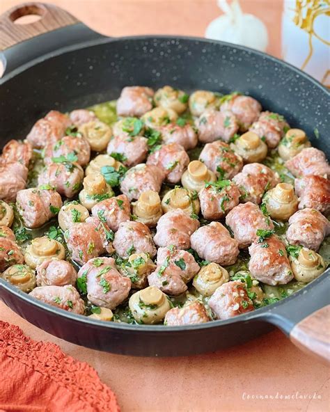 Plato de butifarra esparragada con champiñones