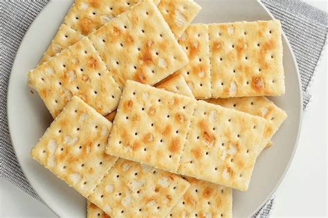 Diferentes formas de servir galletas de soda sin sal