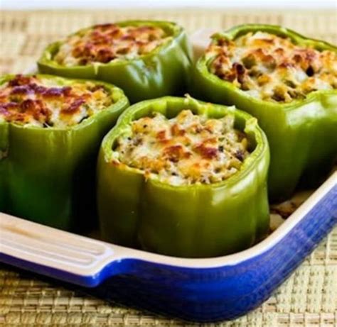 Pimientos verdes rellenos de atún listos para hornear