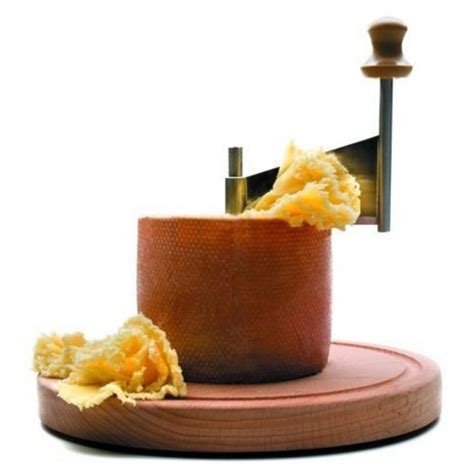 Utensilio Girolle creando flores de queso