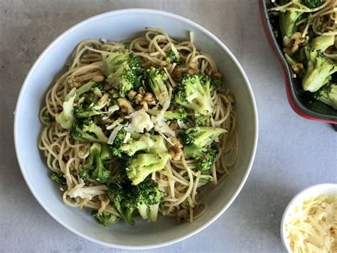 Plato de fideos con brócoli y ajo
