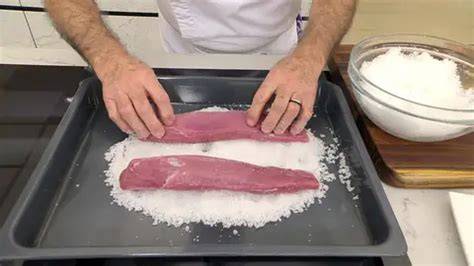 Bandeja de horno con una capa de sal y parrochas colocadas