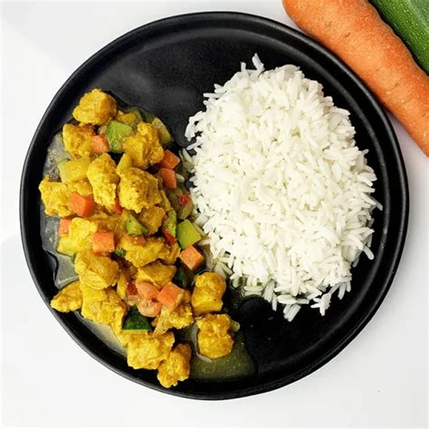 Plato de curry de verduras servido con arroz basmati