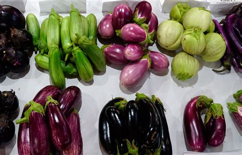 Variedades de berenjenas en un mercado